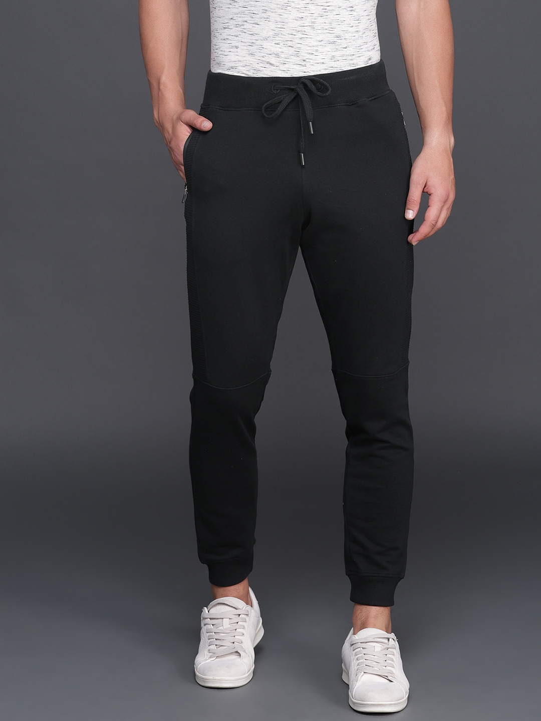 nike slim fit joggers black