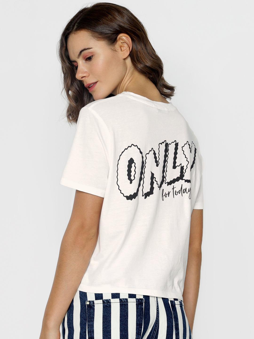 white t shirt round bottom