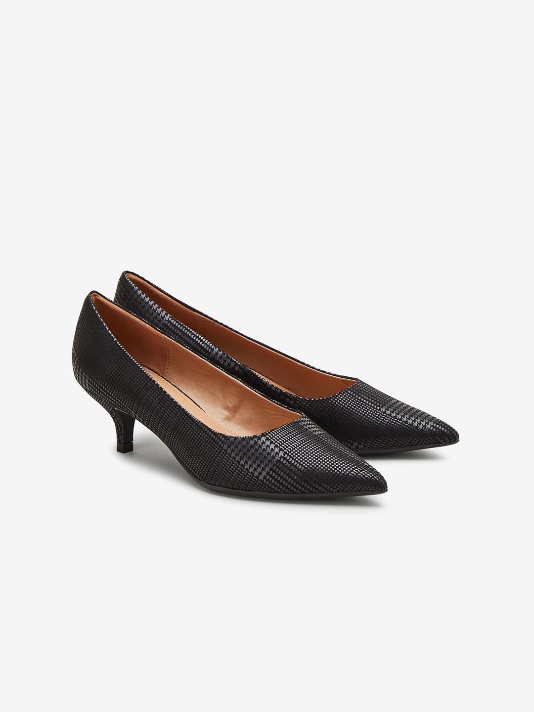 black pumps myntra