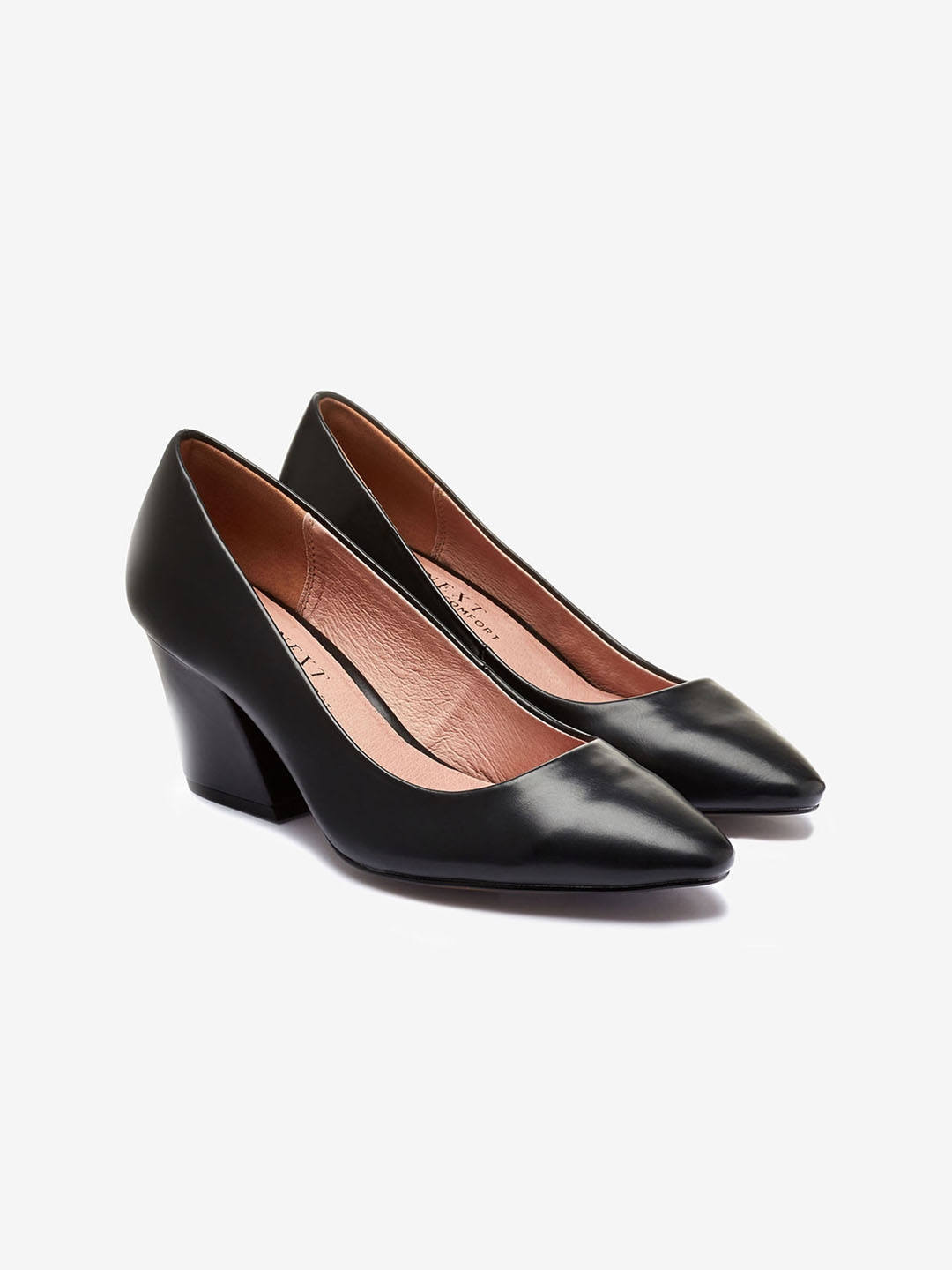 black pumps myntra