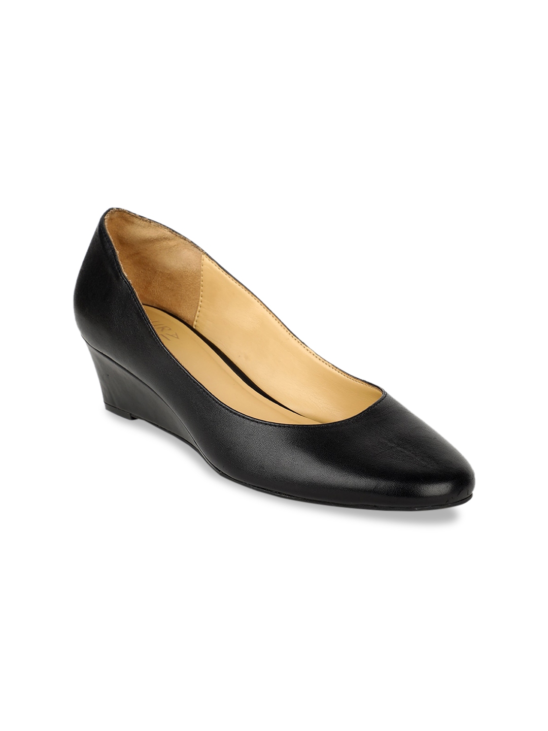 black pumps myntra