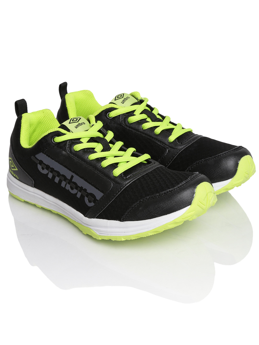 umbro flyknit sports shoes