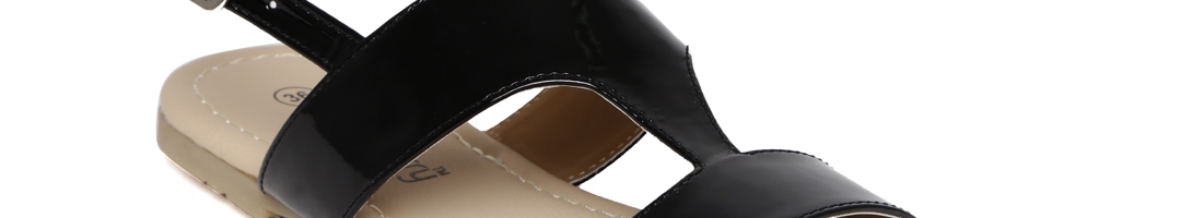 Buy DressBerry Women Black Sandals - Flats for Women 570506 | Myntra