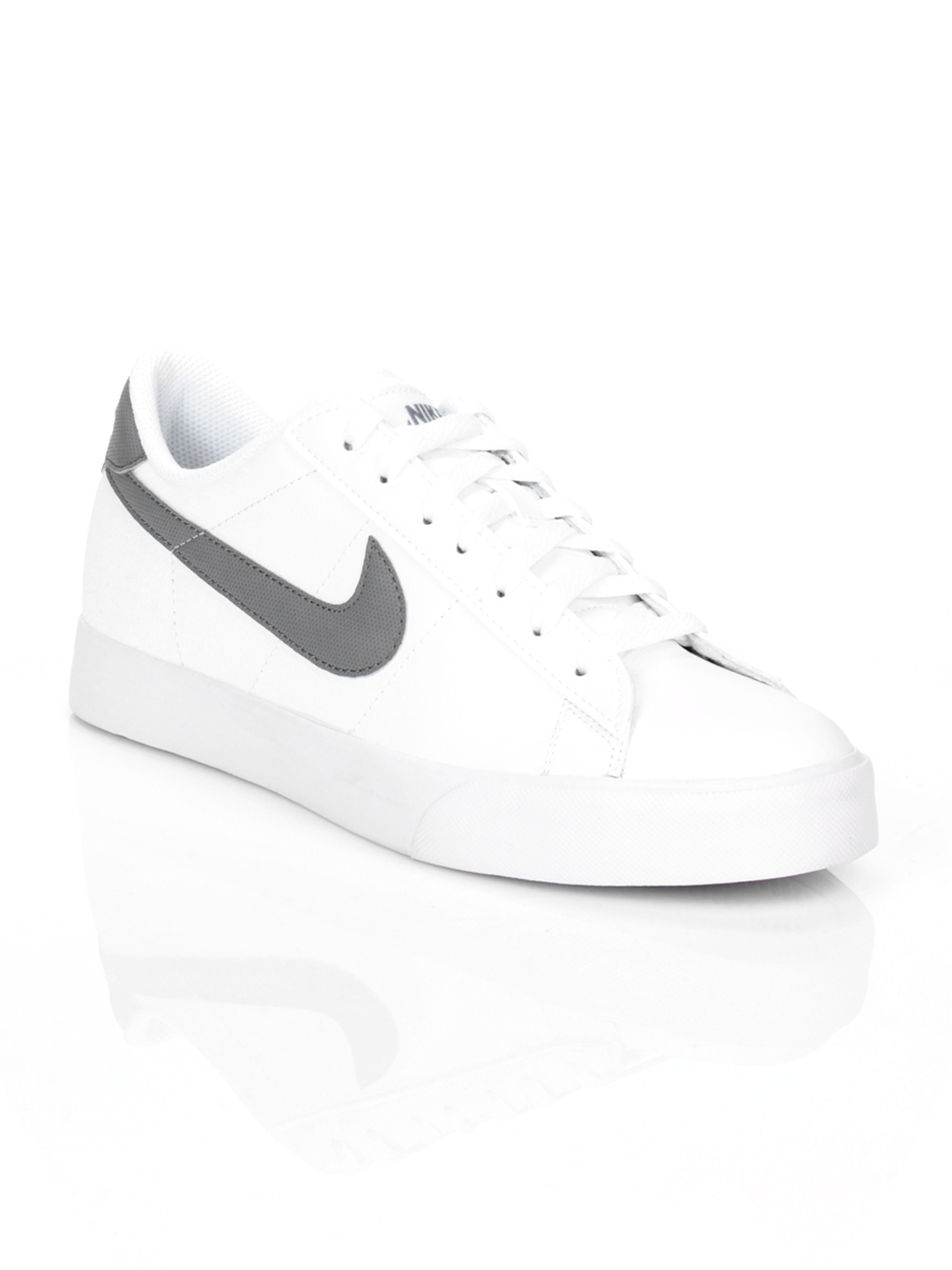 white flat nike shoes