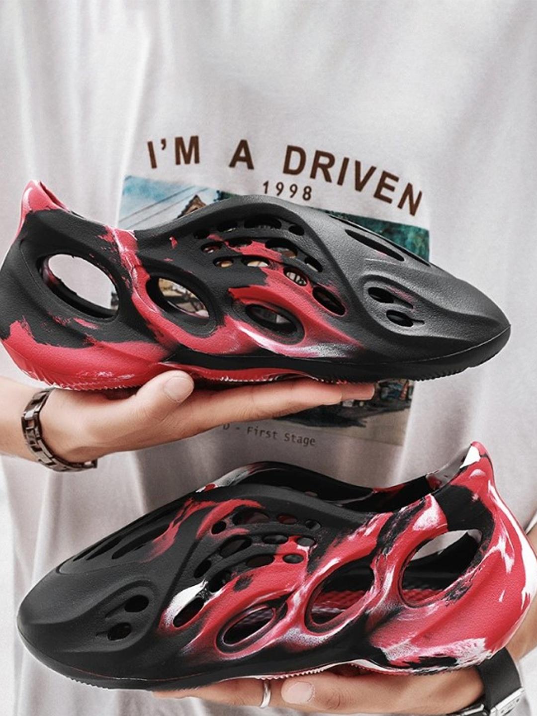 CASSIEY Men Printed Rubber Clogs