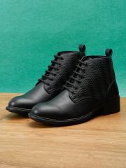 Roadster Women Black Textured Boots