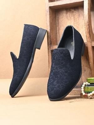 House of Pataudi Men Embroidered Slip-On Mojaris