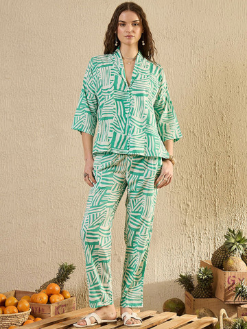SANSKRUTIHOMES Women Pure Cotton Printed V- Neck Night Suit