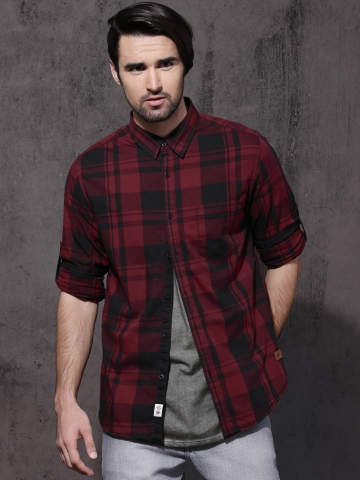 40% OFF on Roadster Men Maroon & Black Regular Fit Checked Casual