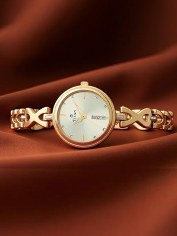 Titan Karishma Quartz Analog With Champagne Dial Watch For Women - Nt2601ym03