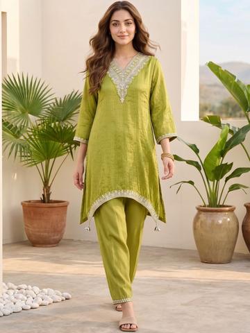 Varanga Women Regular Thread Work Kurta with Trousers