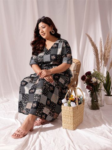 CURVY STREET Black Geometric Printed V-Neck Flared Fit & Flare Dress