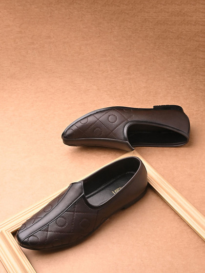 Price History of Vellinto Round Toe Slip-On Mojaris from Myntra