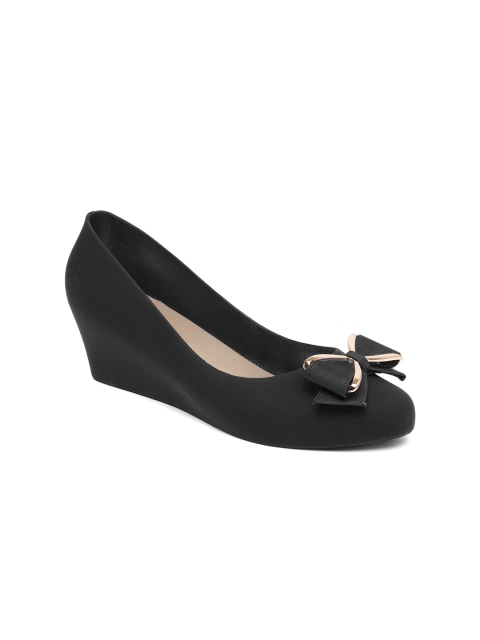 

Tresmode Women Black Solid Pumps