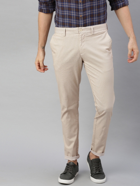 

Indian Terrain Men Beige & White Urban Fit Self Design Regular Trousers