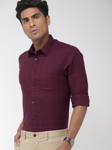 

Indian Terrain Men Burgundy Slim Fit Checked Casual Shirt