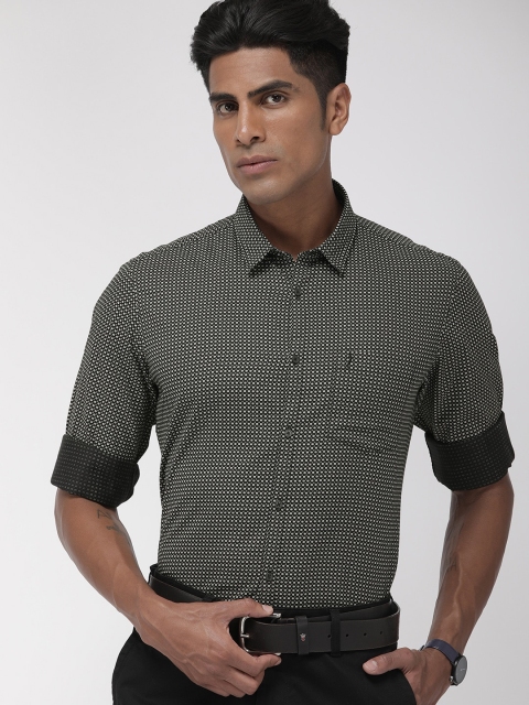 

Indian Terrain Men Black & White Slim Fit Printed Smart Casual Shirt