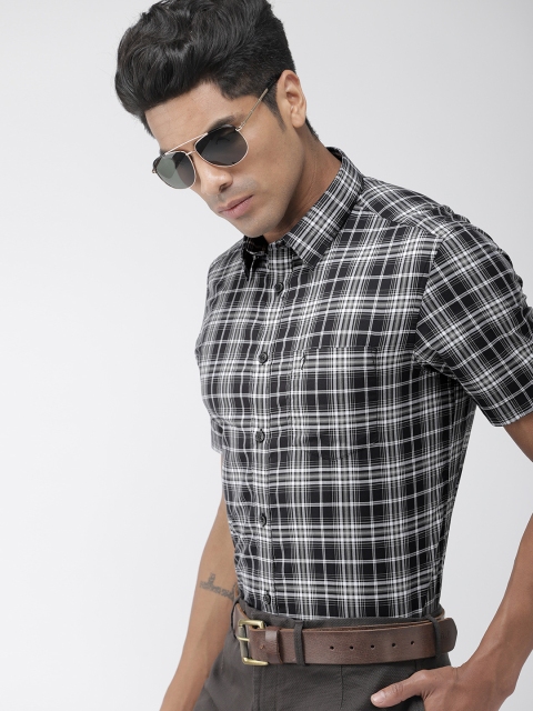 

Indian Terrain Men Black & White Slim Fit Checked Casual Shirt