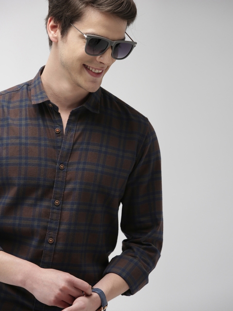 

Mast & Harbour Men Brown & Navy Blue Regular Fit Checked Casual Shirt
