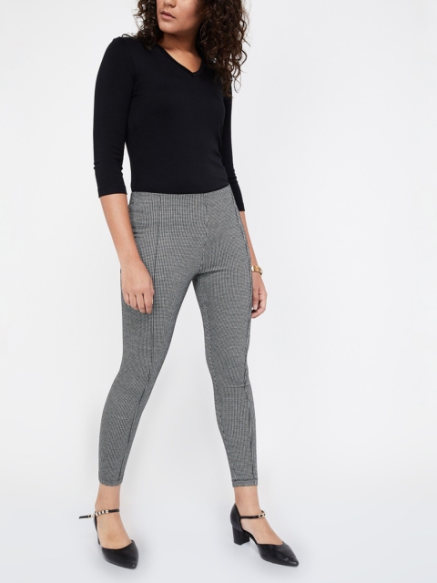 

Ginger by Lifestyle Women Off-White & Black Regular Fit Checked Regular Trousers