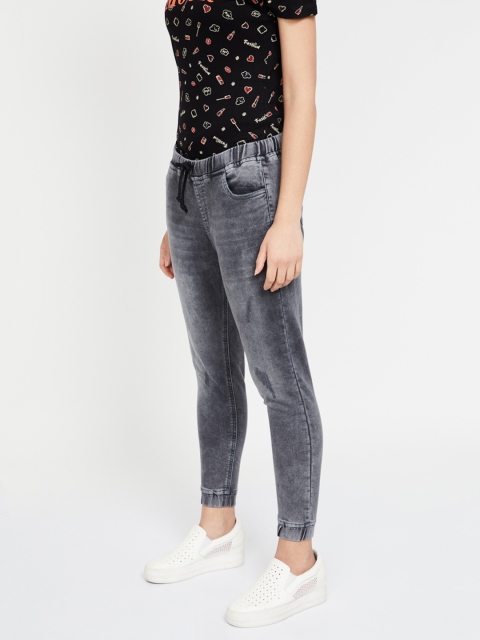 

Ginger by Lifestyle Women Grey Straight Fit Mid-Rise Low Distress Cropped Jeans