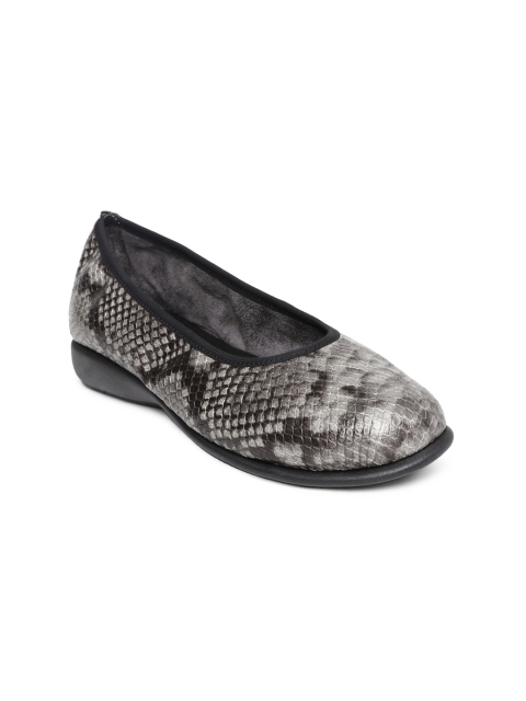 

Aerosoles Women Grey Snakeskin Print Leather Flat Shoes