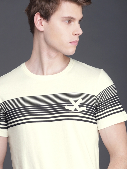 

WROGN Men Off-White Striped Slim Fit Round Neck T-shirt