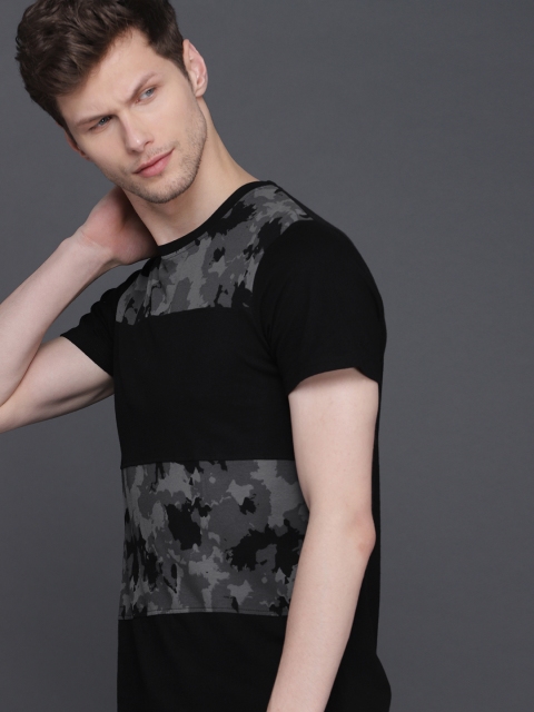 

WROGN Men Black Colourblocked Round Neck T-shirt