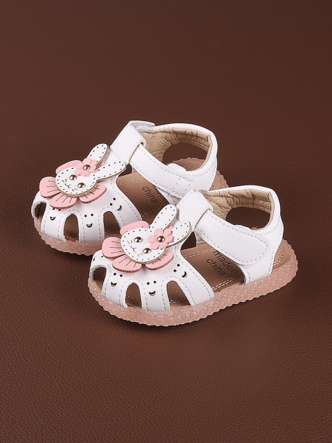 

Walktrendy Girls White Textured Gladiator