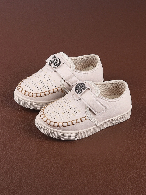 

Walktrendy Kids Beige Textured Sneakers