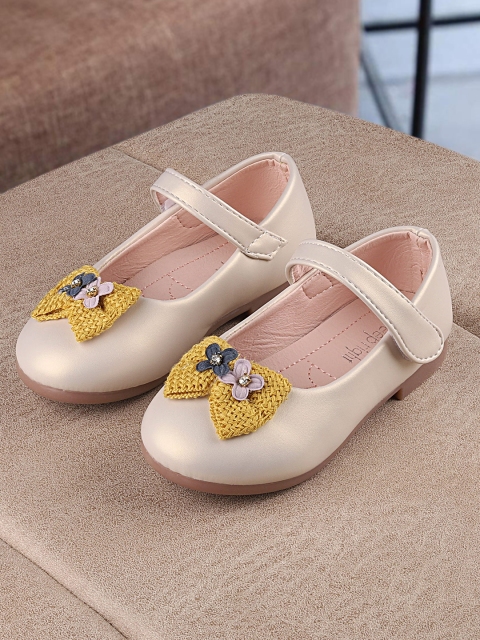 

Walktrendy Girls Muted Gold-Toned Solid Ballerinas