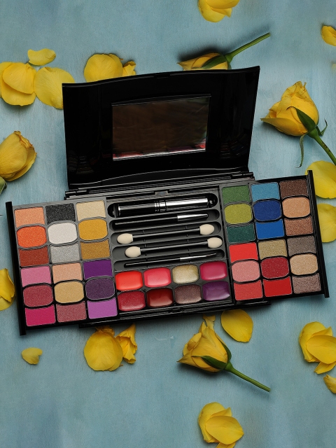 

INCOLOR Women Makeup Kit UC004, 125 gm, Multi