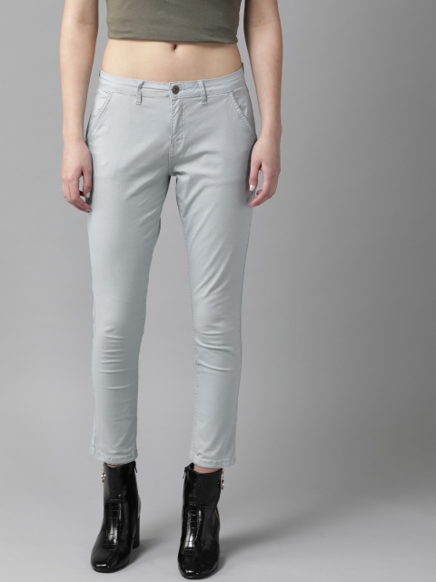 

The Roadster Lifestyle Co Women Blue Regular Fit Solid Cropped Trousers