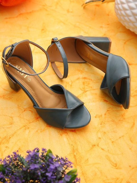 

GNIST Women Green Solid Sandals
