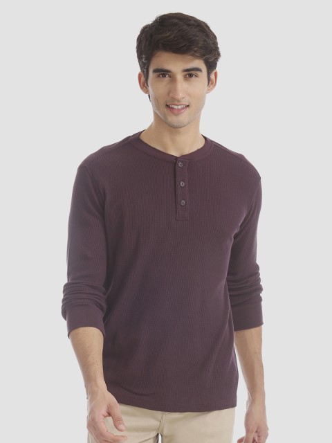 

GAP Men Wine-Coloured Self-Design Henley Neck T-shirt, Burgundy