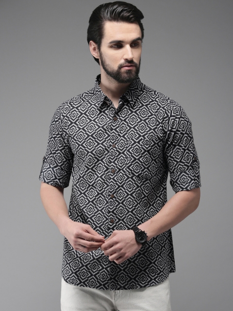 

Anouk Men Black & White Regular Fit Printed Casual Shirt