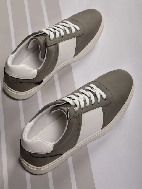 

LOCOMOTIVE Men Grey & White Colourblocked Sneakers