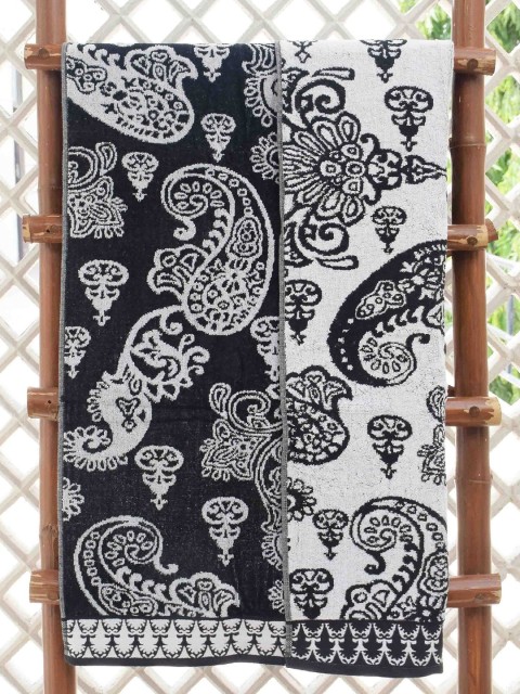 

Avira Home Black & White Printed Cotton 450 GSM Bath Towel