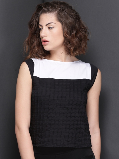 

Suo Black Tuck Textured Top