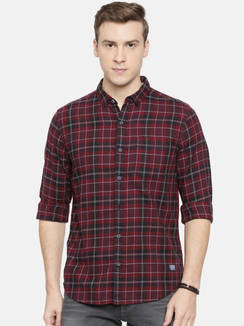 

Wrangler Men Red & Navy Blue Checked Casual Shirt
