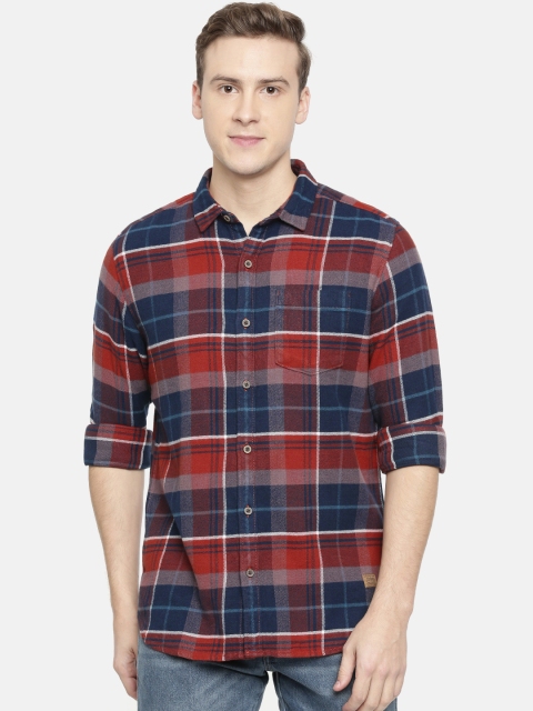 

Wrangler Men Red & Navy Blue Regular Fit Checked Casual Shirt