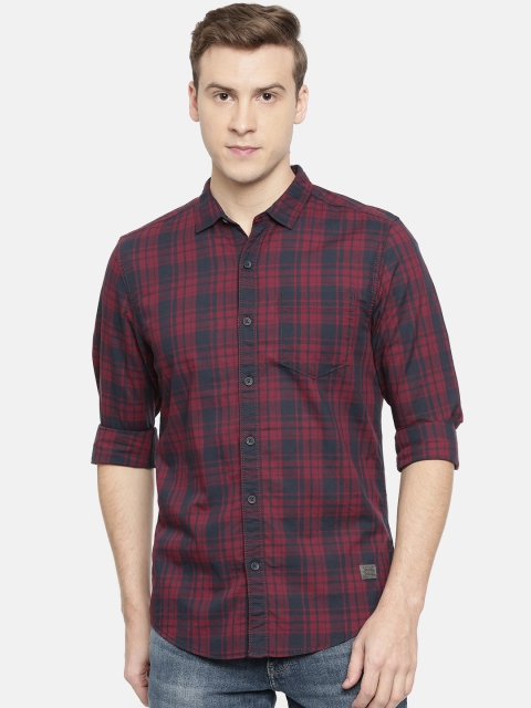 

Wrangler Men Navy Blue & Red Slim Fit Checked Casual Shirt