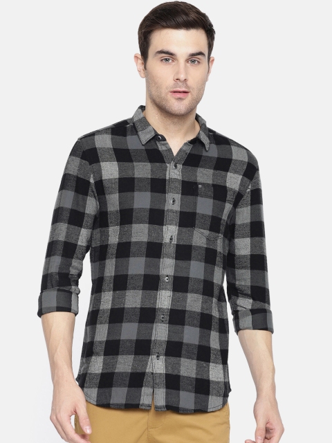 

Wrangler Men Black & White Slim Fit Checked Casual Shirt