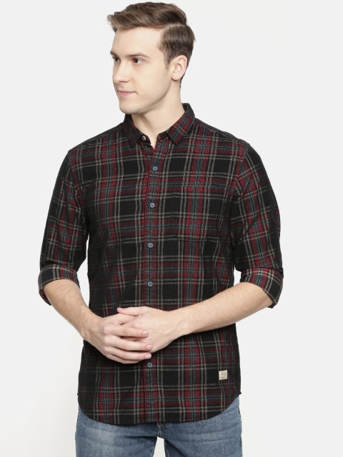 

Wrangler Men Black & Red Regular Fit Checked Casual Shirt
