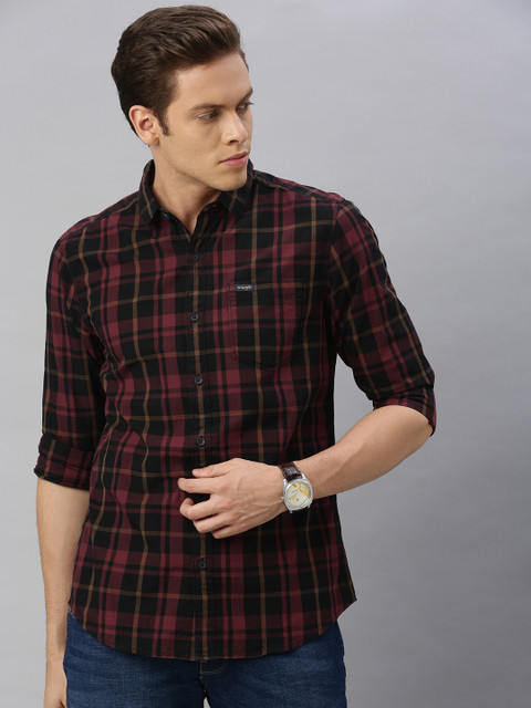 

Wrangler Men Maroon & Black Regular Fit Checked Casual Shirt