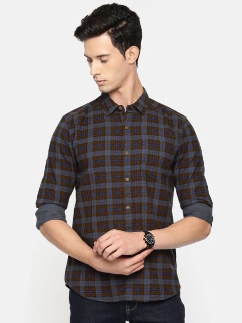 

Wrangler Men Brown & Blue Regular Fit Checked Casual Shirt