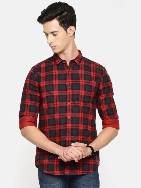 

Wrangler Men Red & Navy Blue Regular Fit Checked Casual Shirt