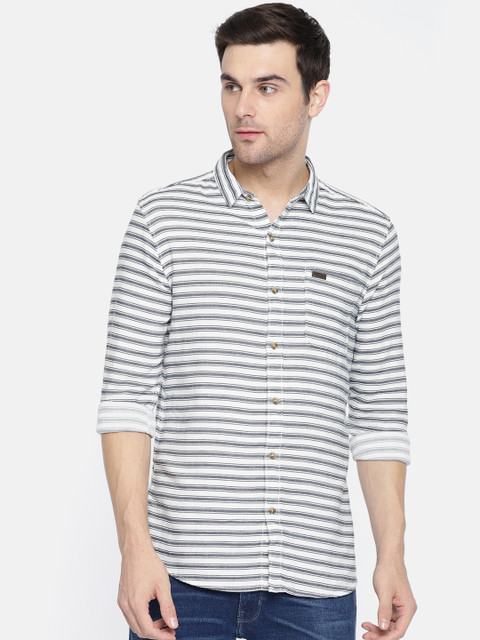 

Wrangler Men White & Navy Blue Regular Fit Striped Casual Shirt