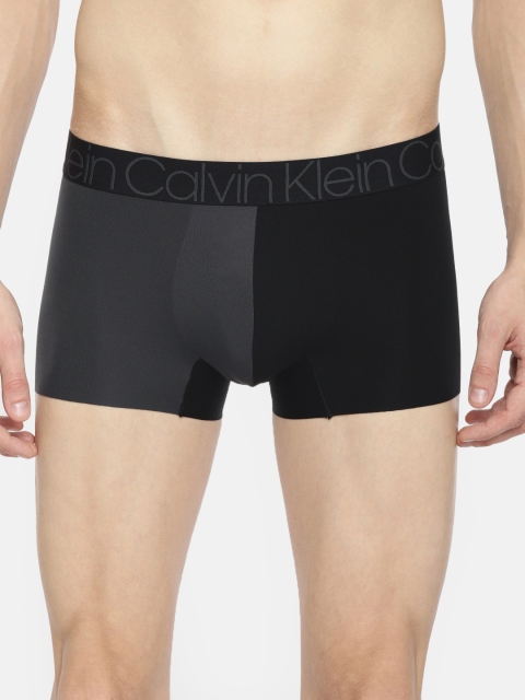 

Calvin Klein Underwear Men Black & Charcoal Grey Colourblocked Trunks NB20628HX
