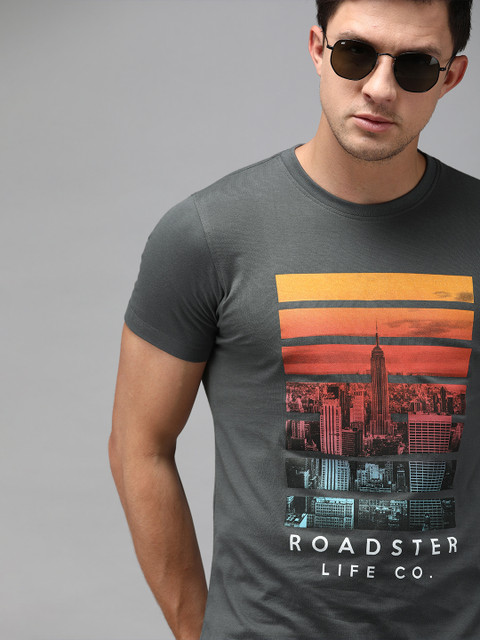 

Roadster Men Charcoal Grey Graphic Printed Round Neck T-shirt
